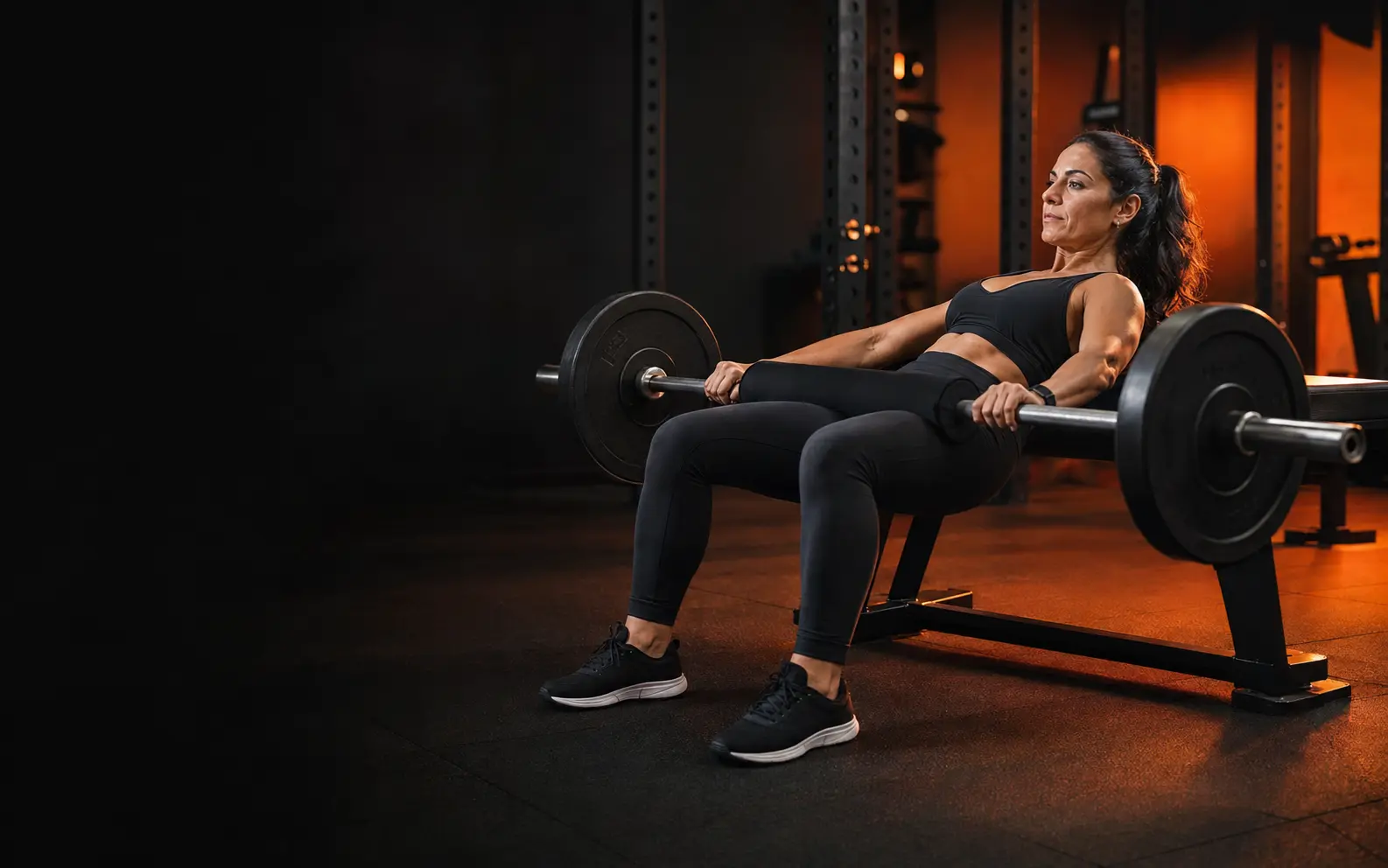 Mulher 30+ realizando um exercício focado em glúteos